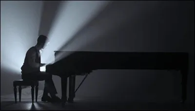 Quel chanteur est l'interpr&egrave;te du titre ''Le Rideau rouge'' ?