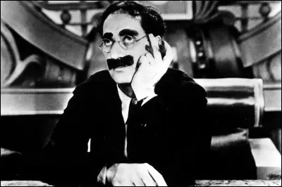 Qui est ce com&eacute;dien am&eacute;ricain, auteur de cette citation : ''Je n&rsquo;ai pas aim&eacute; la pi&egrave;ce mais je l&rsquo;ai vue dans de mauvaises conditions : le rideau &eacute;tait lev&eacute; et, de plus, les acteurs articulaient parfaitement.'' ?
