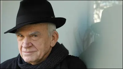 Qui est cet &eacute;crivain tch&eacute;coslovaque, auteur de l'essai ''Le Rideau'' ?