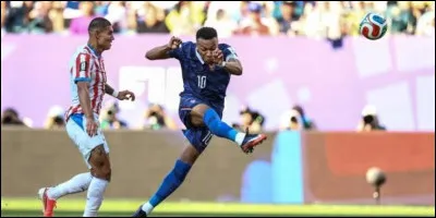 Pendant le match France-Paraguay, sur quel joueur un Paraguayen fait-il une faute qui entraine un penalty r&eacute;ussi pour la France ?
