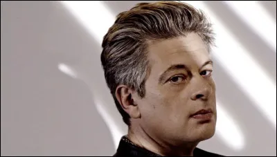 Qui est ce chanteur dont l&rsquo;un des titres est ''Dans mon dos'' ?