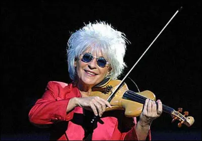 Qui est cette chanteuse, autrice-compositrice et interp&egrave;tre du titre ''Le Dos Au Mur'' ?