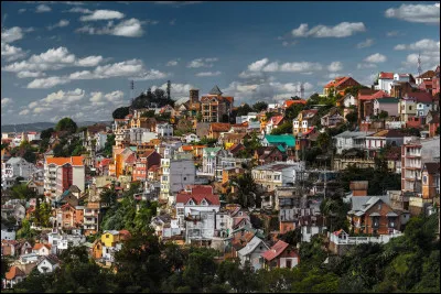 Quel pays a pour capitale Antananarivo ?