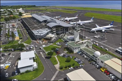 Dans quelle commune se situe le principal a&eacute;roport international de La R&eacute;union ?