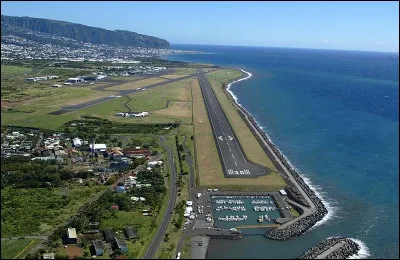 Quel am&eacute;nagement permet &agrave; l'a&eacute;roport Roland Garros d'accueillir des avions assurant des vols long-courriers, notamment vers la m&eacute;tropole ?