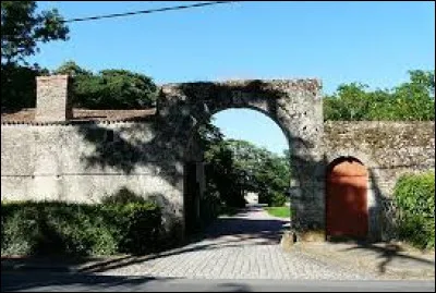 Je vous attends &agrave; pr&eacute;sent devant le proche d'entr&eacute;e du ch&acirc;teau de Maisontiers. Village de l'arrondissement de Parthenay, il se situe dans le d&eacute;partement ...