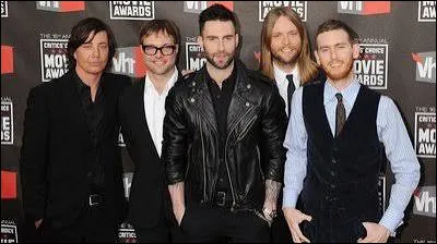 En 2002, quel groupe de rock s'impose avec la chanson "This Love" ?