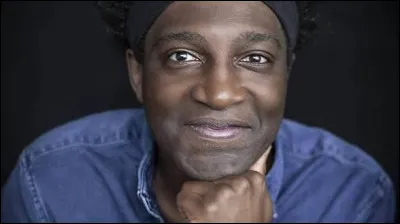 Quelle chanson d&eacute;couverte sur Internet propulse le chanteur Kamini sur le devant de la sc&egrave;ne m&eacute;diatique et deviendra un tube en 2006 ?
