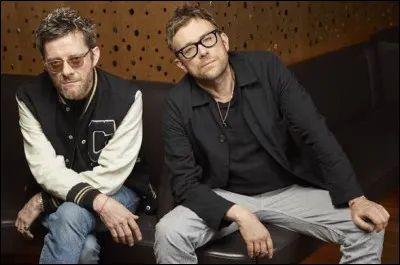 Quel groupe de rock britannique men&eacute; par Damon Albarn et Jamie Hewlett, conna&icirc;t un grand succ&egrave;s depuis sa cr&eacute;ation en 2001 ?