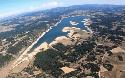 Comment s'appelle ce lac de retenue construit en 1980 et dont la fonction est de garantir un d&eacute;bit minimum en cas d'&eacute;tiage dans les cours moyen et inf&eacute;rieur de l'Allier et de la Loire ?