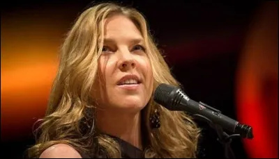 Quelle pianiste canadienne obtient ses galons de vedette avec l'album "The Look of Love" en 2001 ?
