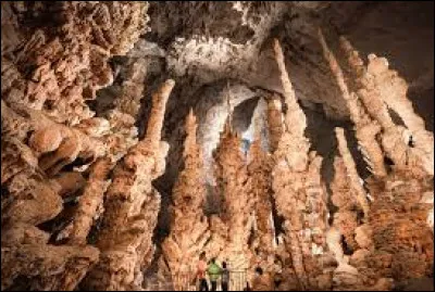 En g&eacute;ologie, comment d&eacute;signe t'on un gouffre ?