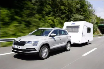 Quelle est la vitesse maximale autoris&eacute;e sur une autoroute pour un v&eacute;hicule tractant une caravane, quel que soit son PTRA (poids total roulant autoris&eacute;) ?