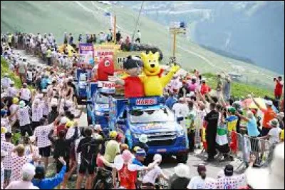 ''La caravane publicitaire du Tour de France'' passe avant ou apr&egrave;s les coureurs ?
