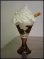 Comment se nomme ce dessert glac compos de glace vanille, chocolat noir fondu et chantilly ?