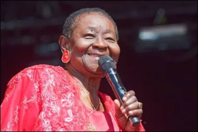 Comment s'appelle cette chanteuse trinidadienne, n&eacute;e en 1940 et consid&eacute;r&eacute;e comme "la m&egrave;re du calypso" ?