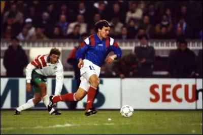 En 1993, par quel pays la France se fait-elle &eacute;liminer de la Coupe du monde ?