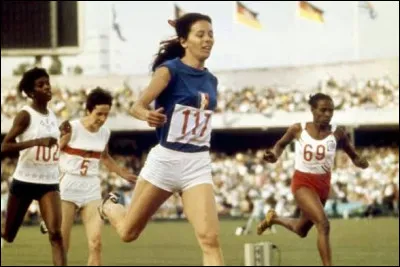 En 1968, quelle athl&egrave;te fran&ccedil;aise cr&eacute;a la surprise en remportant la m&eacute;daille d'or olympique du 400 m&egrave;tres ?