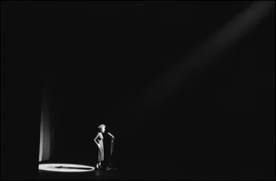 Quelle chanteuse &eacute;tait surnomm&eacute;e ''La M&ocirc;me'' ?