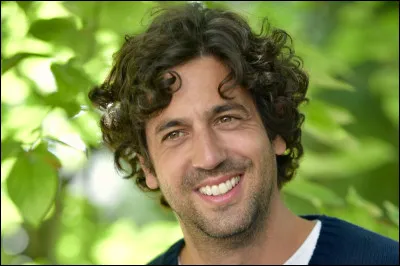Qui est cet humoriste/ chanteur qui joue dans le film ''Les gamins'' r&eacute;alis&eacute; par ''Anthony Marciano'' en 2012 ?