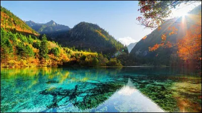 Quel lac est si profond qu'il contient pr&egrave;s de 20 % de l'eau douce liquide de la plan&egrave;te ?