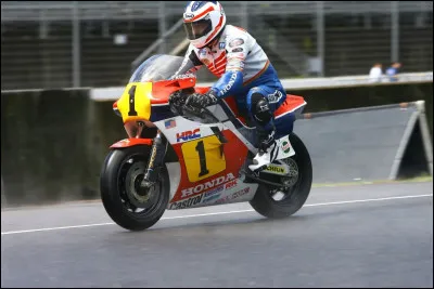 Freddie Spencer a d&eacute;j&agrave; remport&eacute; les championnats 250 cm&sup3; et 500 cm&sup3; la m&ecirc;me ann&eacute;e.