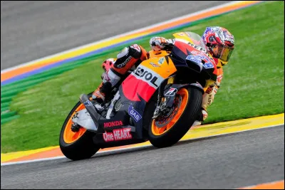 Casey Stoner a remport&eacute; son premier titre MotoGP avec Honda.