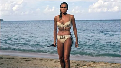 Qui est cette actrice &eacute;mergeant de la mer en maillot de bain dans le film ''James Bond 007 contre Dr. No'' ?