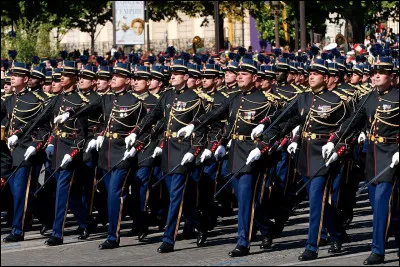 En quelle ann&eacute;e la gendarmerie est-elle rattach&eacute;e au minist&egrave;re de l'Int&eacute;rieur, tout en continuant d'exercer des missions militaires au profit du minist&egrave;re de la D&eacute;fense ?