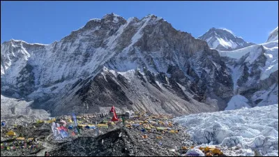 Le mont Everest est la montagne la plus &eacute;loign&eacute;e du centre de la Terre.
