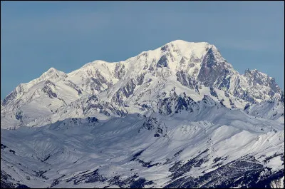 Quelle jolie ville de Haute-Savoie se trouve au pied du mont Blanc ?