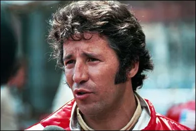 Mario Andretti a remport&eacute; son titre mondial avec une voiture &eacute;quip&eacute;e d'un moteur Ford.