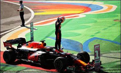 Max Verstappen d&eacute;tient le record du plus grand nombre de points inscrits en une saison.