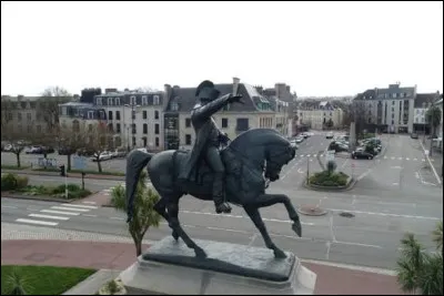 Sur la place de Cherbourg qui porte son nom, cet homme politique &agrave; cheval pointe son doigt vers la rade.De qui s'agit-il ?