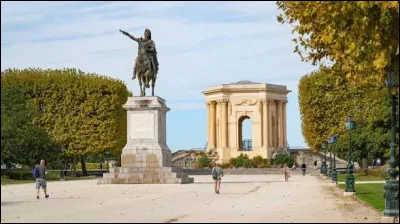 Dans quelle ville se situe la promenade du Peyrou ?