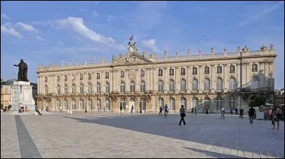 La place Stanislas est le joyau du chef-lieu de la Meurthe-et-Moselle.Quelle est cette ville ?