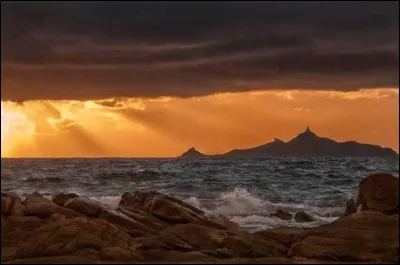 Le coucher du soleil est sublime sur ces &icirc;les au large d'Ajaccio. Comment se nomment-elles ?