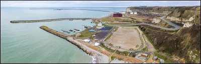 Le port p&eacute;trolier d'Antifer.Pr&egrave;s de quel grand port se trouve-t-on ?