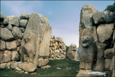 Quel peuple antique a fond&eacute; en Anatolie un royaume dont deux souverains ont port&eacute; le nom d'Huzziya ?