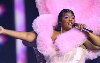 Quelle est cette chanteuse dont les titres les plus connus sont Juice, Truth Hurts ou encore About Damn Time ?