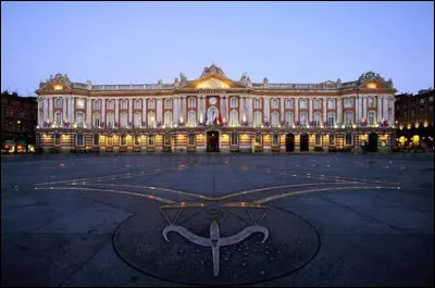 Comment s'appelle le monument qui abrite l'h&ocirc;tel de ville de Toulouse ?