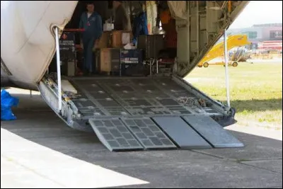 Quelle particularit&eacute; permet au C-130 de charger et d&eacute;charger facilement du mat&eacute;riel ?