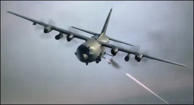 Quelle version du C-130 est c&eacute;l&egrave;bre pour &ecirc;tre transform&eacute;e en avion d'attaque lourdement arm&eacute; ?
