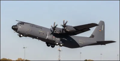 Quelle est la particularit&eacute; du C-130J-30 par rapport au C-130J classique ?