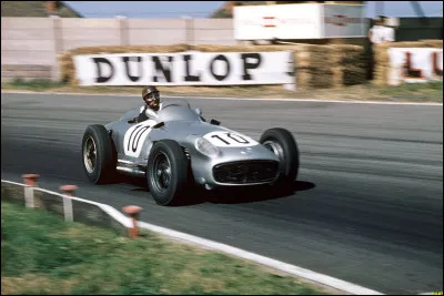 Juan Manuel Fangio a remport&eacute; le championnat du monde avec quatre &eacute;curies diff&eacute;rentes.