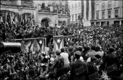 Quel homme a particip&eacute; &agrave; la r&eacute;volution cubaine dans les ann&eacute;es 1950, avant de devenir Premier ministre du r&eacute;gime en 1959 ?