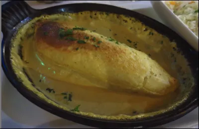 Quelle est la sp&eacute;cialit&eacute; culinaire de la ville de Lyon, un cylindre oval &agrave; base de chair de poisson ou de viande avec de la farine, du beurre, du lait et des oeufs ?