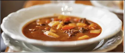 Quelle est la sp&eacute;cialit&eacute; culinaire de la ville de Budapest, une soupe &agrave; base de viande de boeuf et de l&eacute;gumes ?
