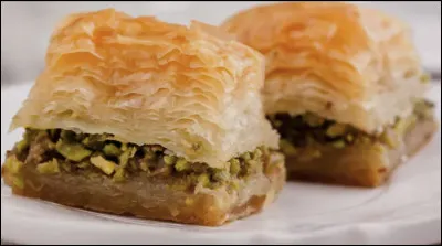 Quelle est la sp&eacute;cialit&eacute; culinaire de la ville turque de Gaziantep, un dessert compos&eacute; de feuilles de p&acirc;te, fourr&eacute; de cr&egrave;me, de pistaches et sucr&eacute; au sirop ?