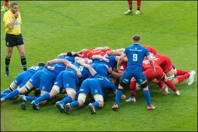 Au rugby, quels sont les postes occupant la premi&egrave;re ligne ?